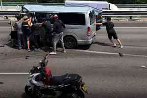 【有片】屯門公路貨Van失事 女司機九歲童受傷送院