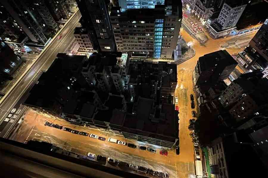 漆咸道北爆水管 多條街道被淹浸 巴士改道