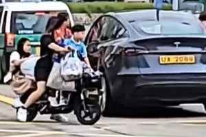 【有片】天水圍電動單車載三童衝紅燈 網民：馬路炸彈