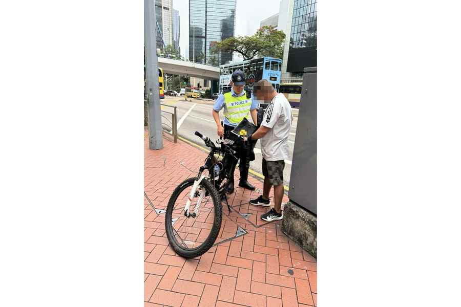 港島總區打擊單車違例 拘一非華裔男 發20張傳票