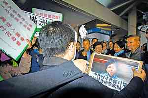 【圖片新聞】三特首候選人折返收請願信