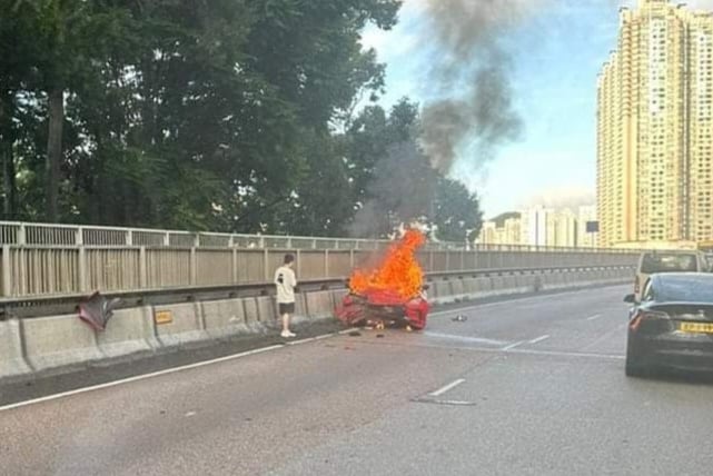 青荃路私家車失事起火 司機輕傷送院