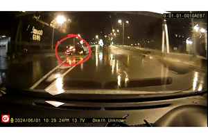 【有片】佐敦私家車撞路牌剷石壆翻側 司機涉酒駕被捕