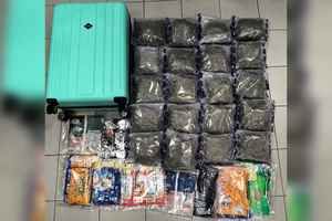 大陸漢行李藏210萬大麻 機場被捕