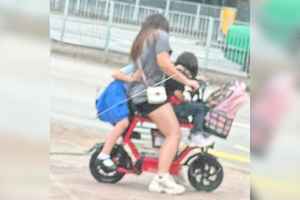 再有婦人駕電動單車載兩童 網民：電單車都坐唔到咁多人