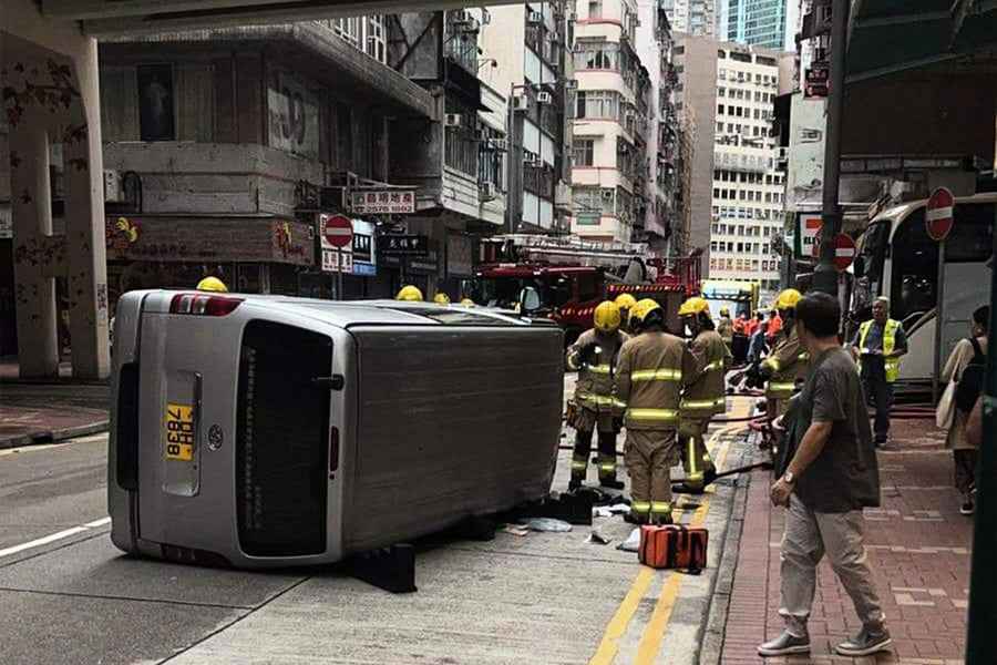 北角的士撞翻客貨車 司機昏迷其後回復清醒