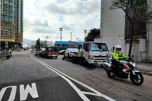 警方九龍城打擊道路違法 拖走十輛車