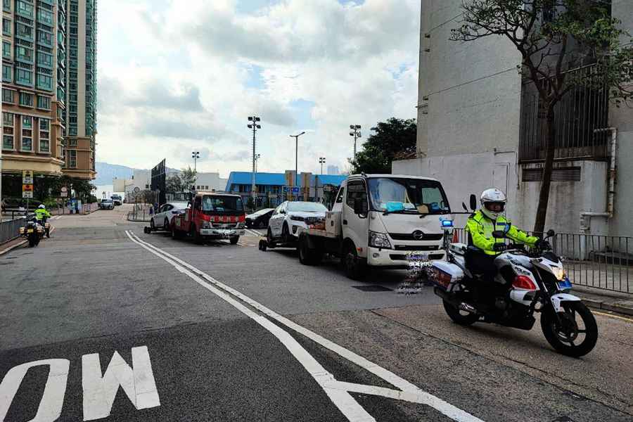 警方九龍城打擊道路違法 拖走十輛車