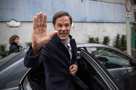 周三（15日），荷蘭舉行議會大選，選民排隊前往投票站進行投票。（Carl Court/Getty Images）