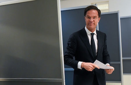 首相呂特（Mark Rutte）在投票站準備投票。（JOHN THYS/AFP/Getty Images）
