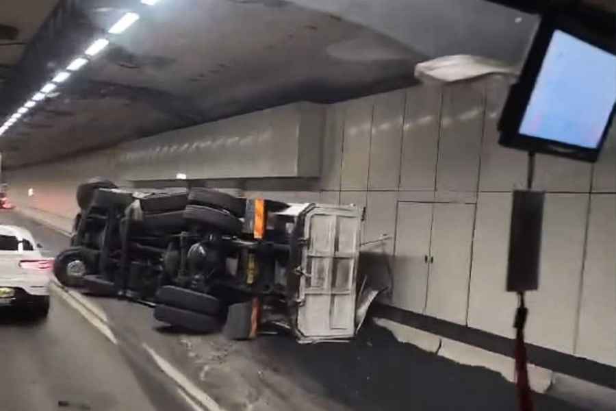 【有片】屯赤隧道泥頭車翻側 司機受傷送院