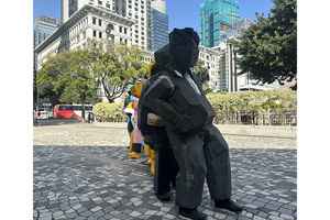 朱銘「黃雨衣人」雕塑被搬離 康文署稱有「安全隱患」
