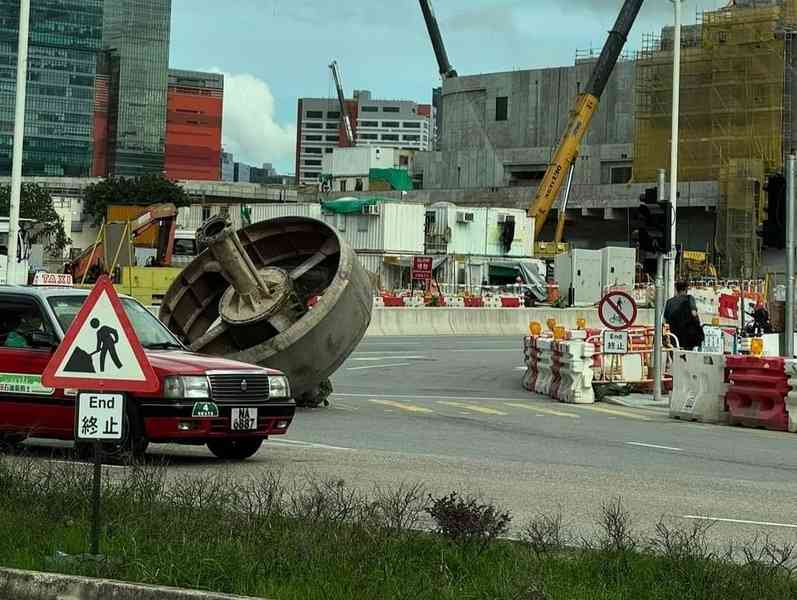 【有片】貨車掉落鑽樁機件 網民：工業版爆旋陀螺