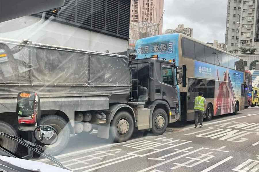 龍翔道一泥頭車兩巴士相撞 至少11人受傷