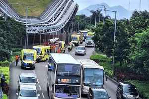 中環碼頭對開五車相撞 四人輕傷