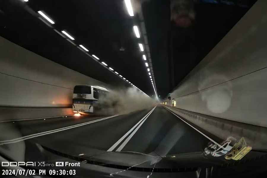 【有片】南灣隧道旅遊巴起火 熱心司機接走兩事主