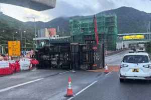 粉嶺公路中型貨車失事撞水馬翻側 司機輕傷拒送院