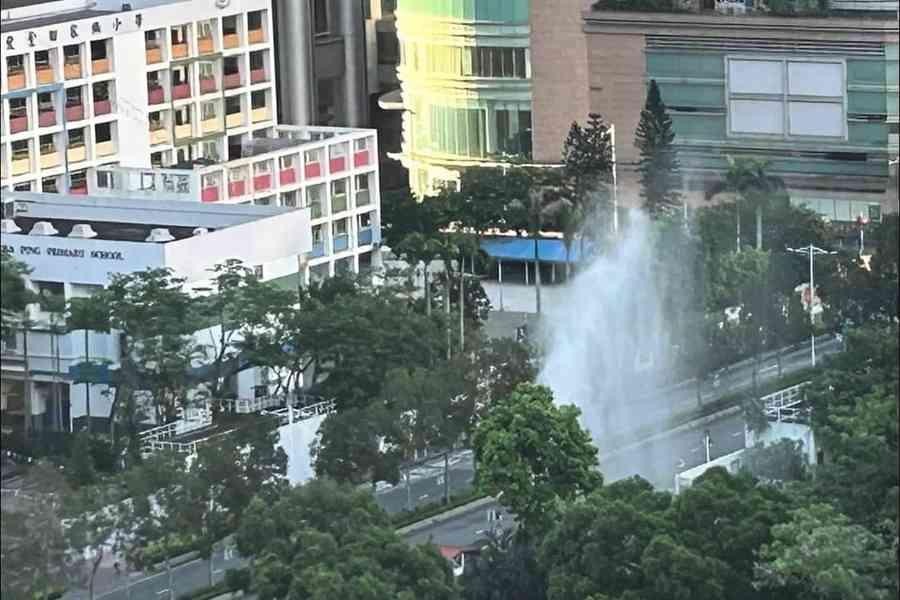 【有片】將軍澳唐俊街爆水管 波及鄰近中學