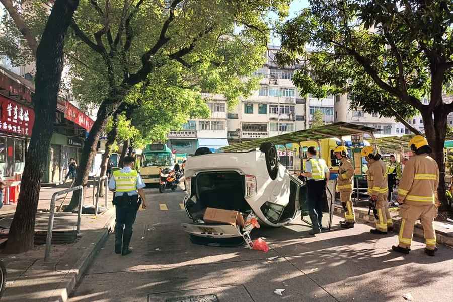 元朗福康街私家車反肚 司機及兩乘客受傷