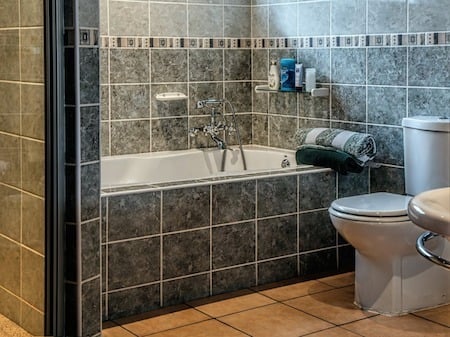 對把電子產品帶進浴室，人們需要警惕。（Pixabay）