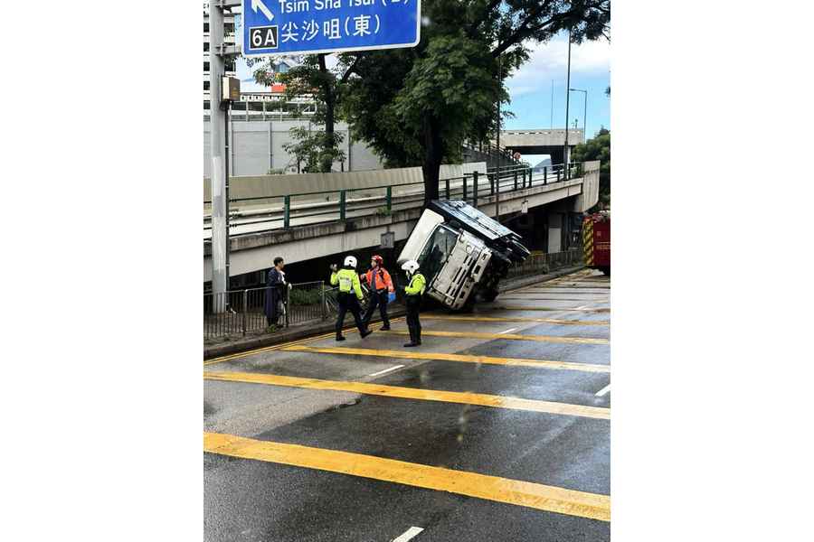 紅隧口貨車撞欄翻側 幸無人傷