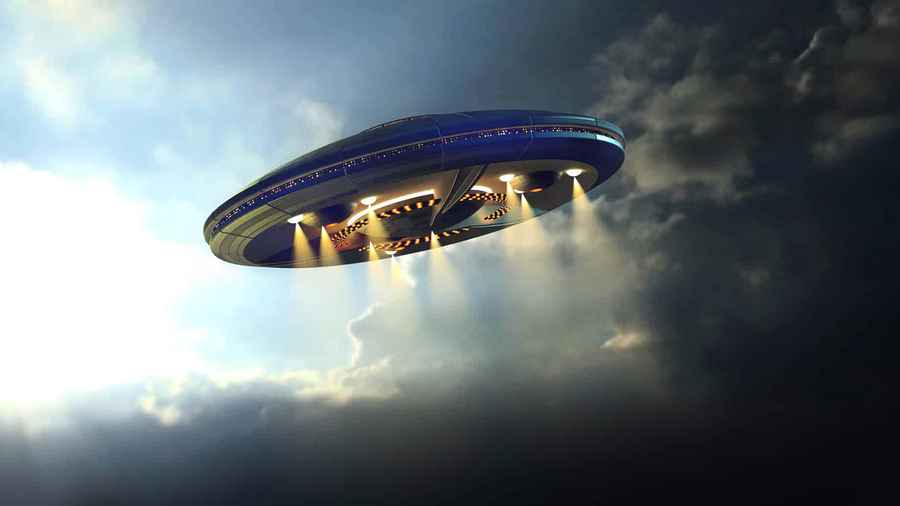 巨型UFO現身露天劇場 12名目擊者稱其憑空消失