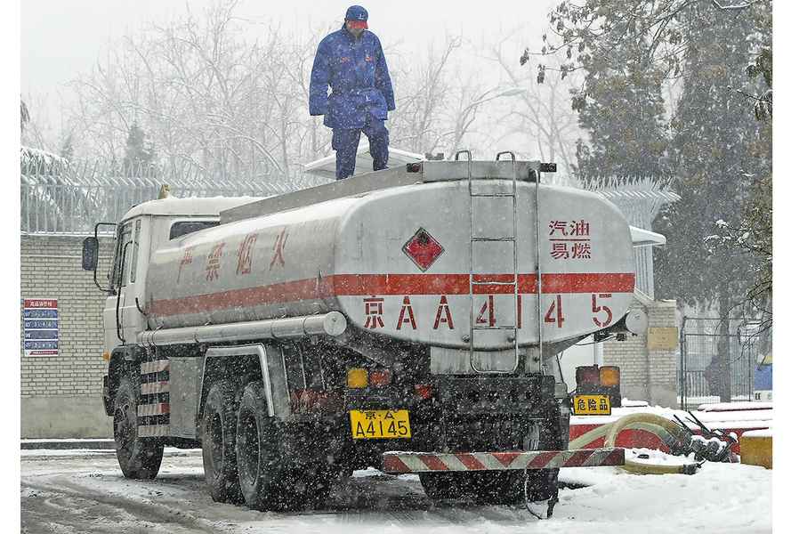 看呆中國網民：國外這樣洗奶罐車！