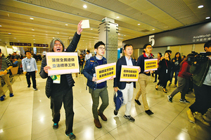 數團體到選委論壇示威