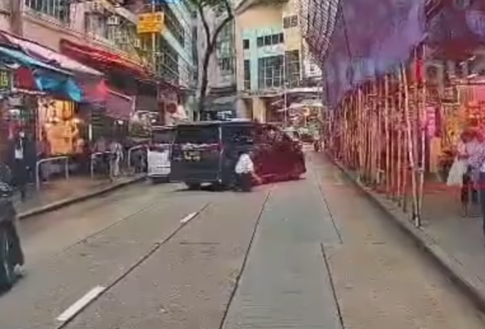 車CAM直擊｜灣仔七人車遇抄牌即走 咖啡仔被掃跌傷臀