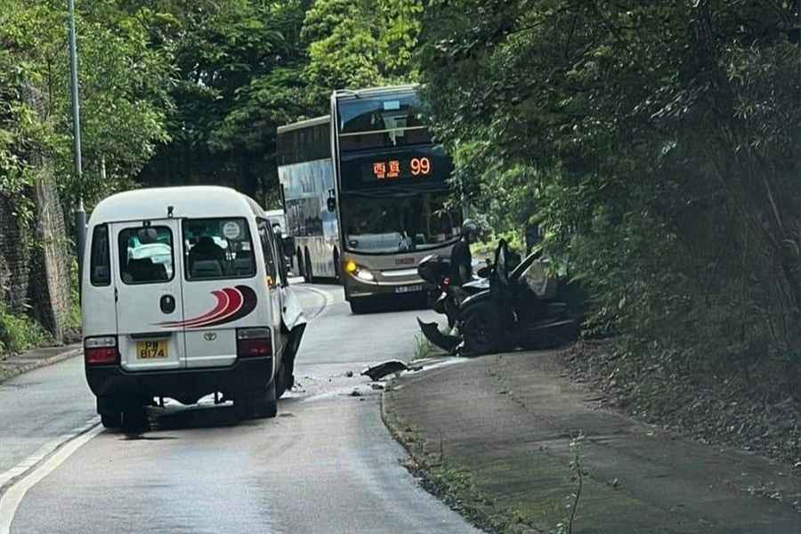 企嶺下新圍旅遊巴私家車迎頭撞 兩車司機被困