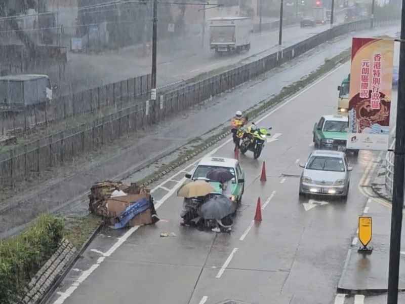 【有片】元朗拾荒老婦捱的士撞 熱心途人撐傘擋雨