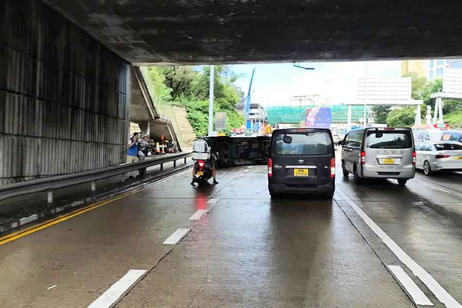 龍翔道貨車自炒翻側 司機乘客2人輕傷送院