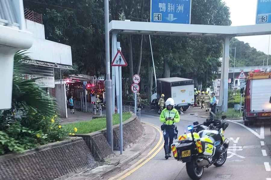 香港仔貨車撞燈柱司機被困 消防救出送院