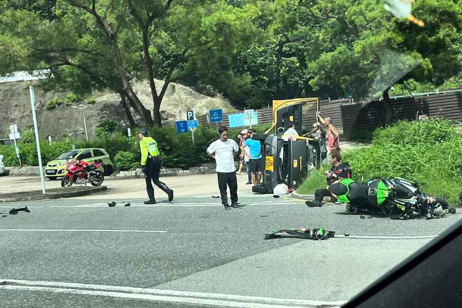 【有片】大埔道私家車電單車相撞 五人受傷送院