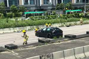 吐露港公路Tesla失事撞壆全車盡毁 司機受傷送院