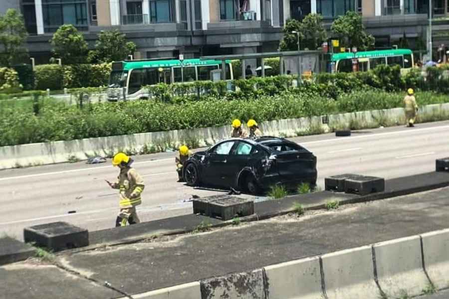 吐露港公路Tesla失事撞壆全車盡毁 司機受傷送院