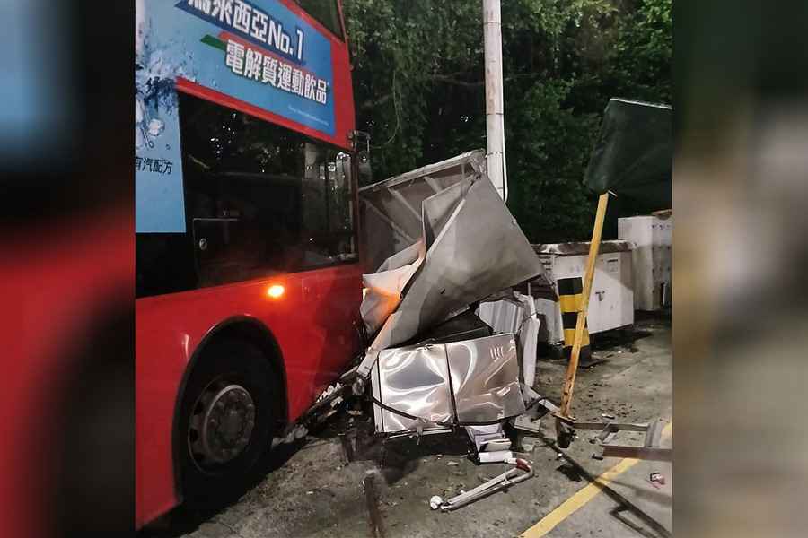 天水圍巴士廠九巴失事 司機受傷送院