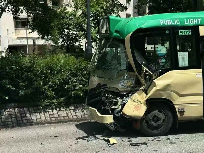 【有相】粉嶺綠van撼貨車釀9傷 小巴司機被捕