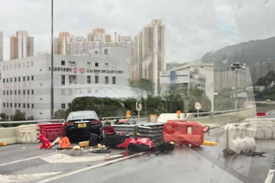 小瀝源私家車撞水馬防撞欄 司機通過酒精呼氣測試