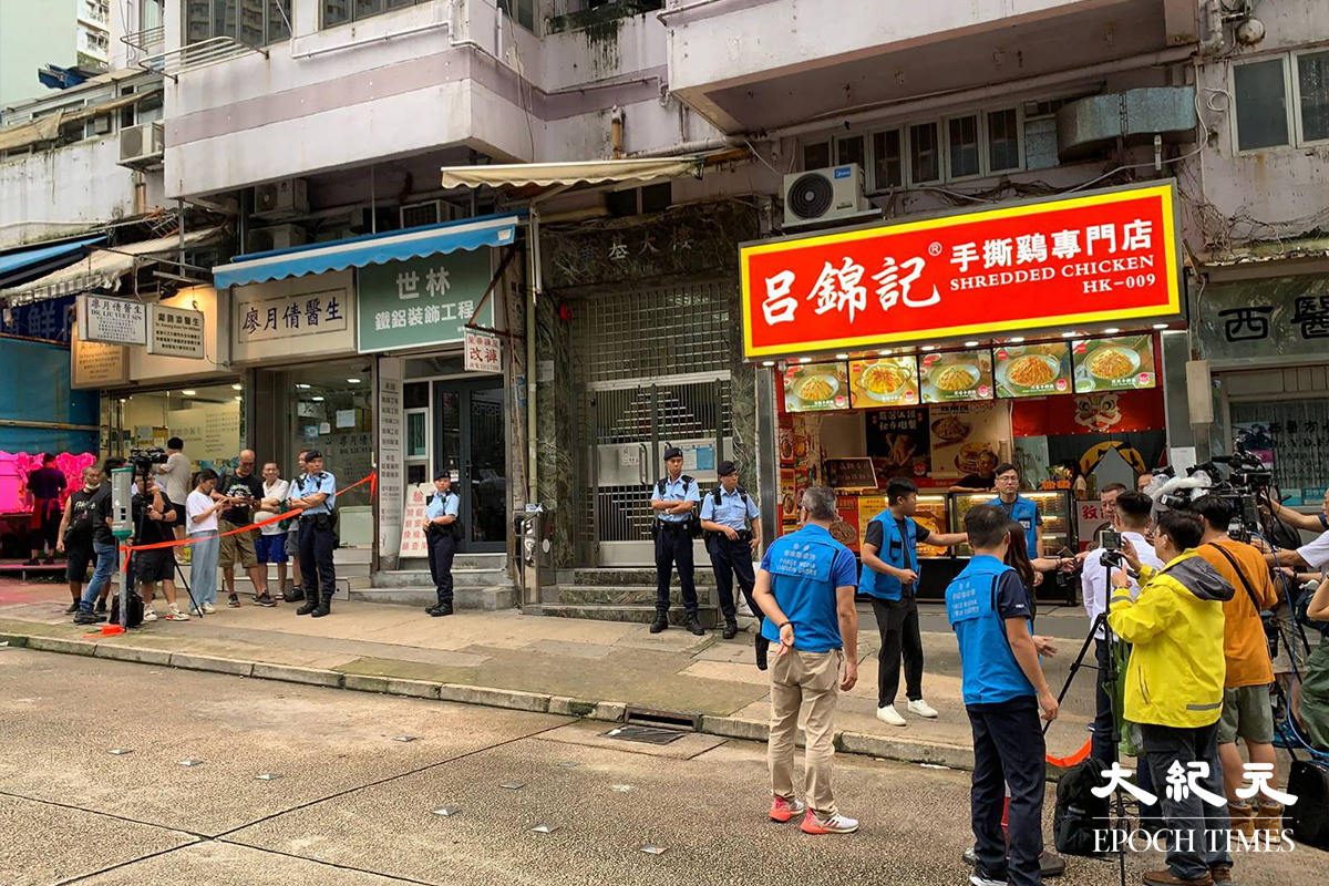 警員在大廈外駐守，大批傳媒在現場等候。（梁智寧／大紀元)