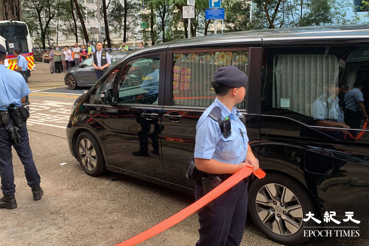 警員押解疑犯返回案發現場。（梁智寧／大紀元)