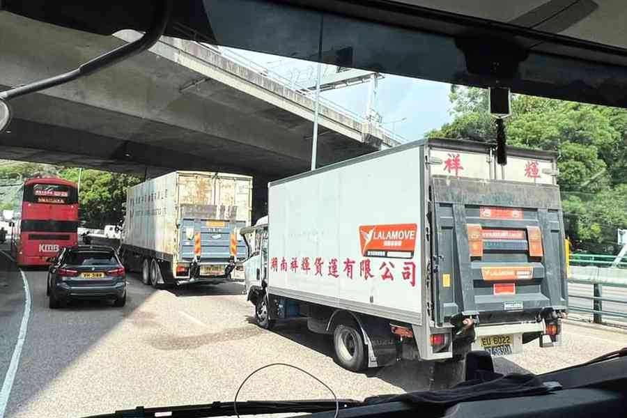 屯公密斗追撞貨車尾 司機頸腳受傷送院