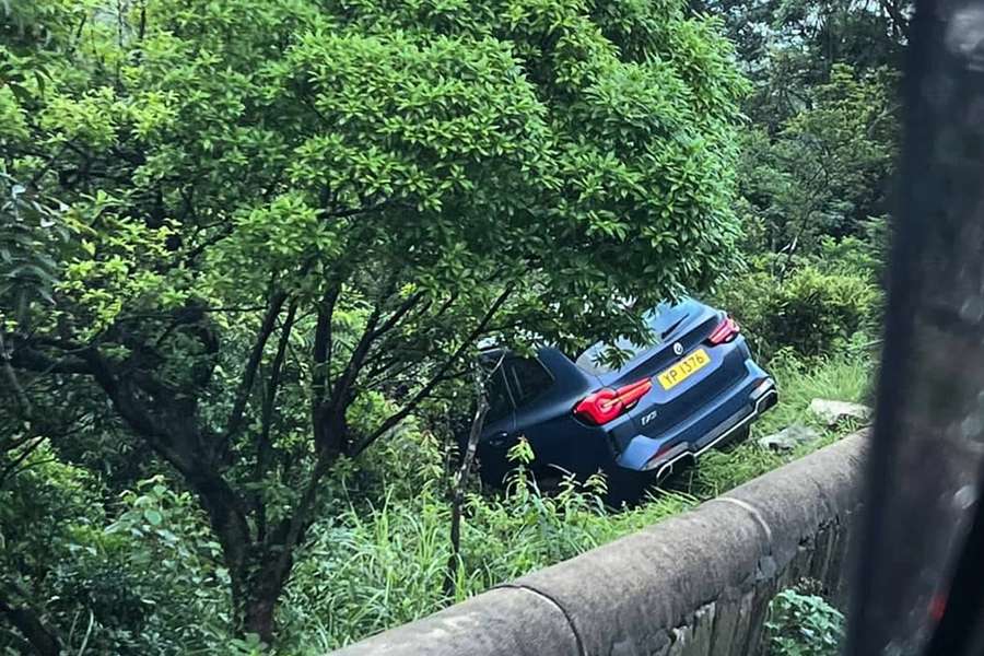 大潭道私家車失事衝落山坡 司機受輕傷