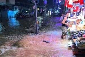 西營盤爆鹹水管 水深及小腿 料明晚完成搶修