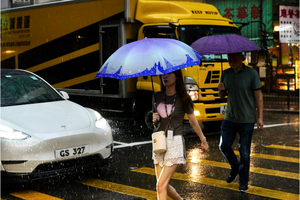 天氣｜黃雨警告生效 天文台料強風襲港 荃灣雨勢特大