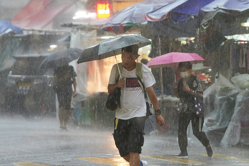 黃雨昨生效 荃灣雨勢特別大