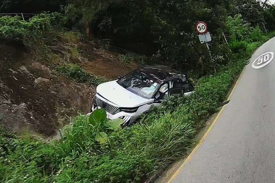 大埔公路私家車失控撞山