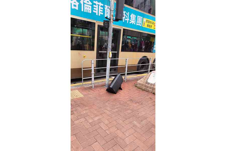 荃灣九巴撞毀交通燈 附近交通燈失靈