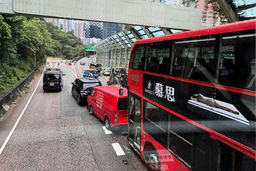 【有片】屯門公路五車相撞 10人受傷