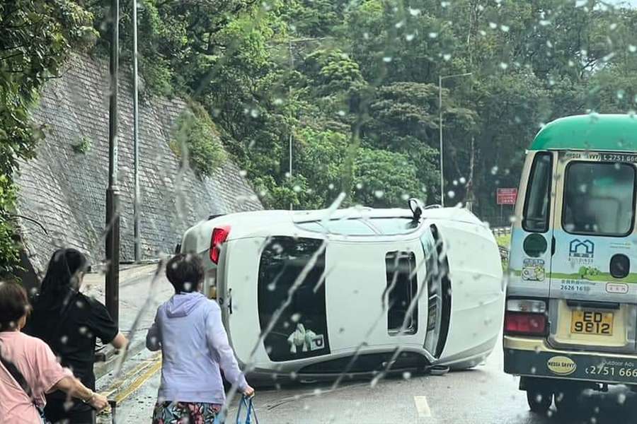 清水灣道P牌私家車翻側 司機稱跣胎釀意外